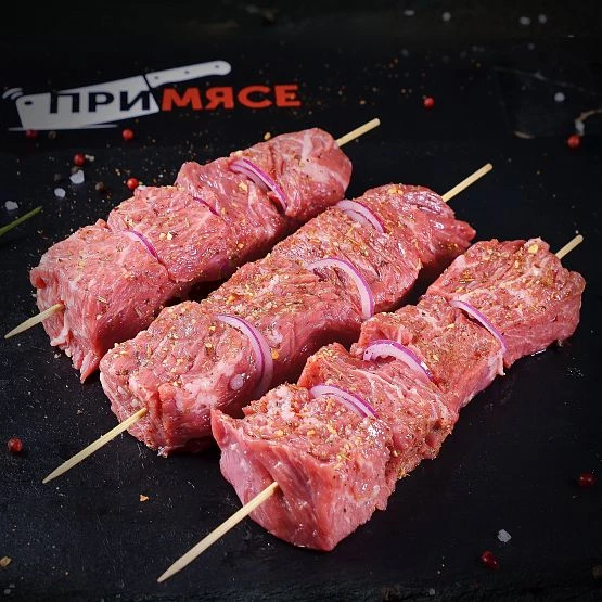 Шашлык из свиной шейки в классическом маринаде с красным луком